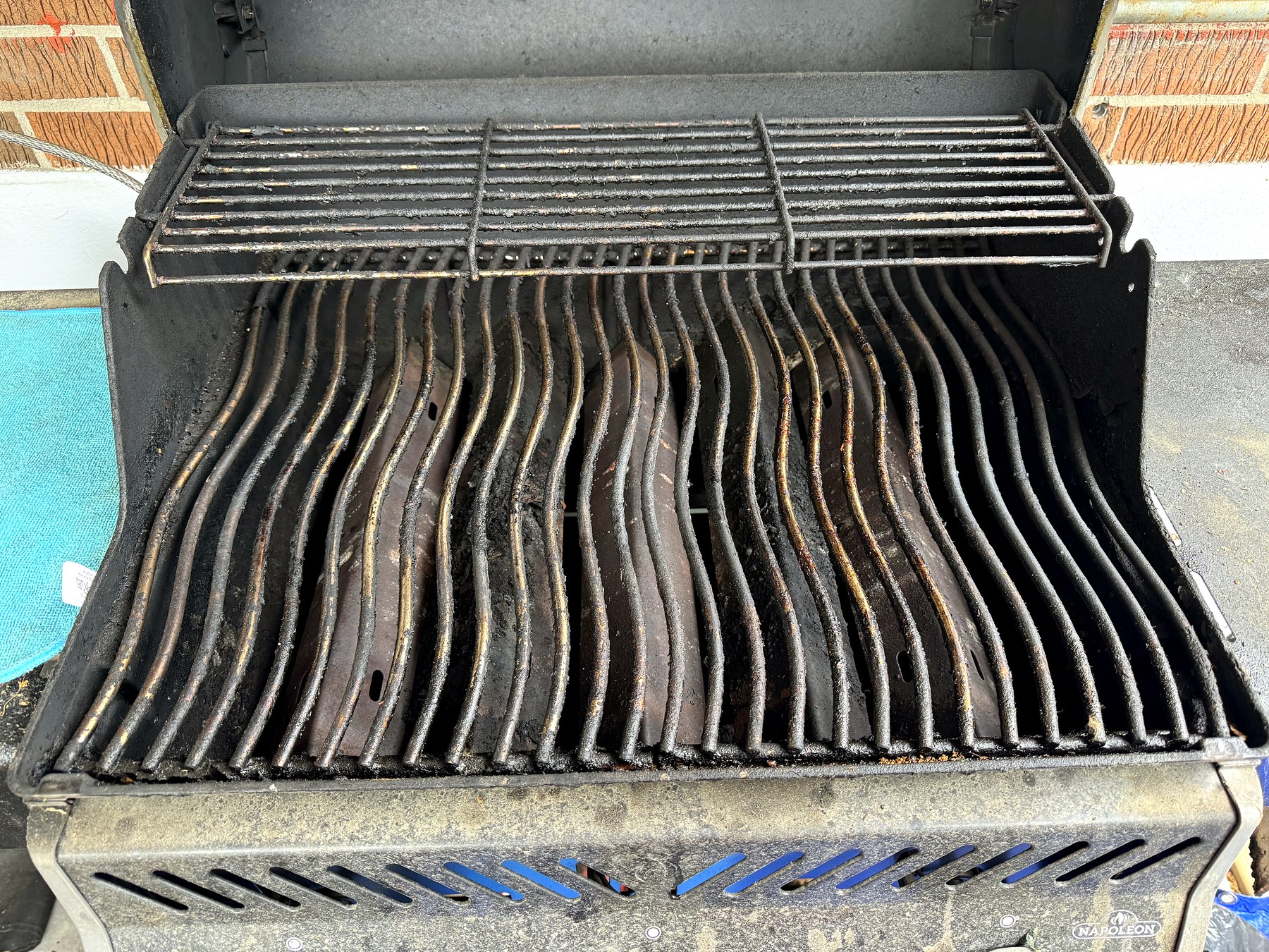 Napoleon Rogue Grill Deep Clean — before cleaning
